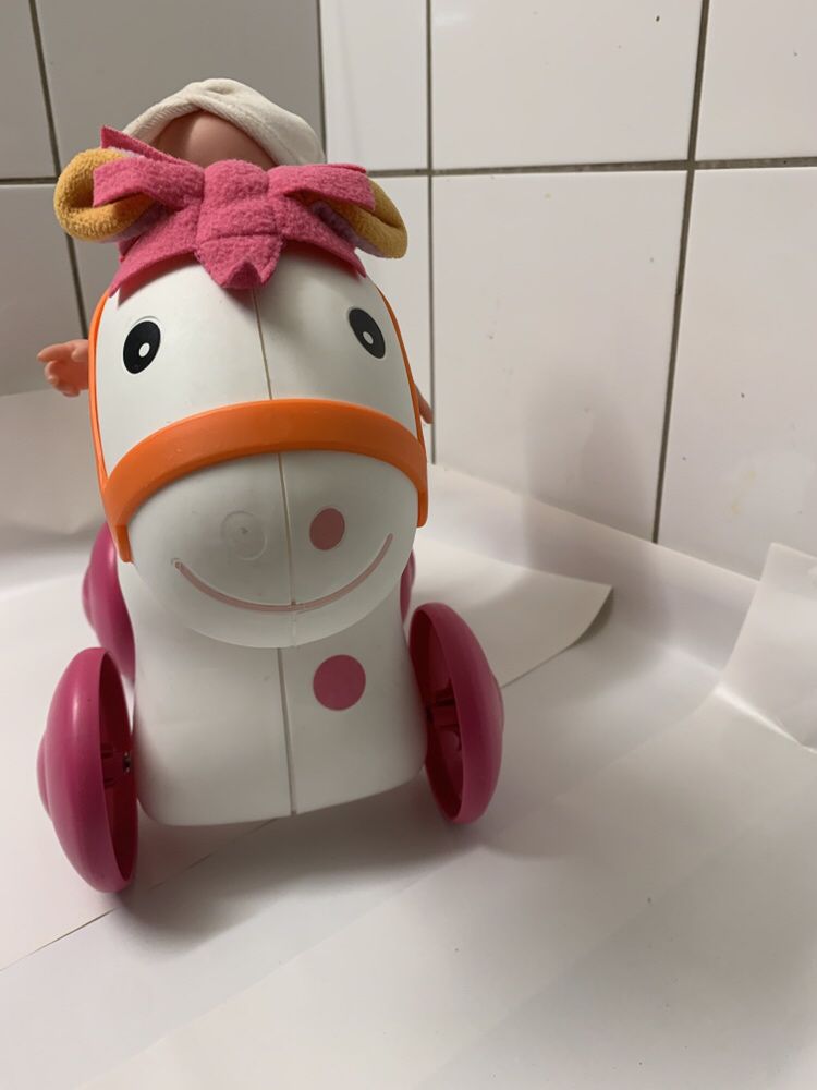 Lalka w jeździku