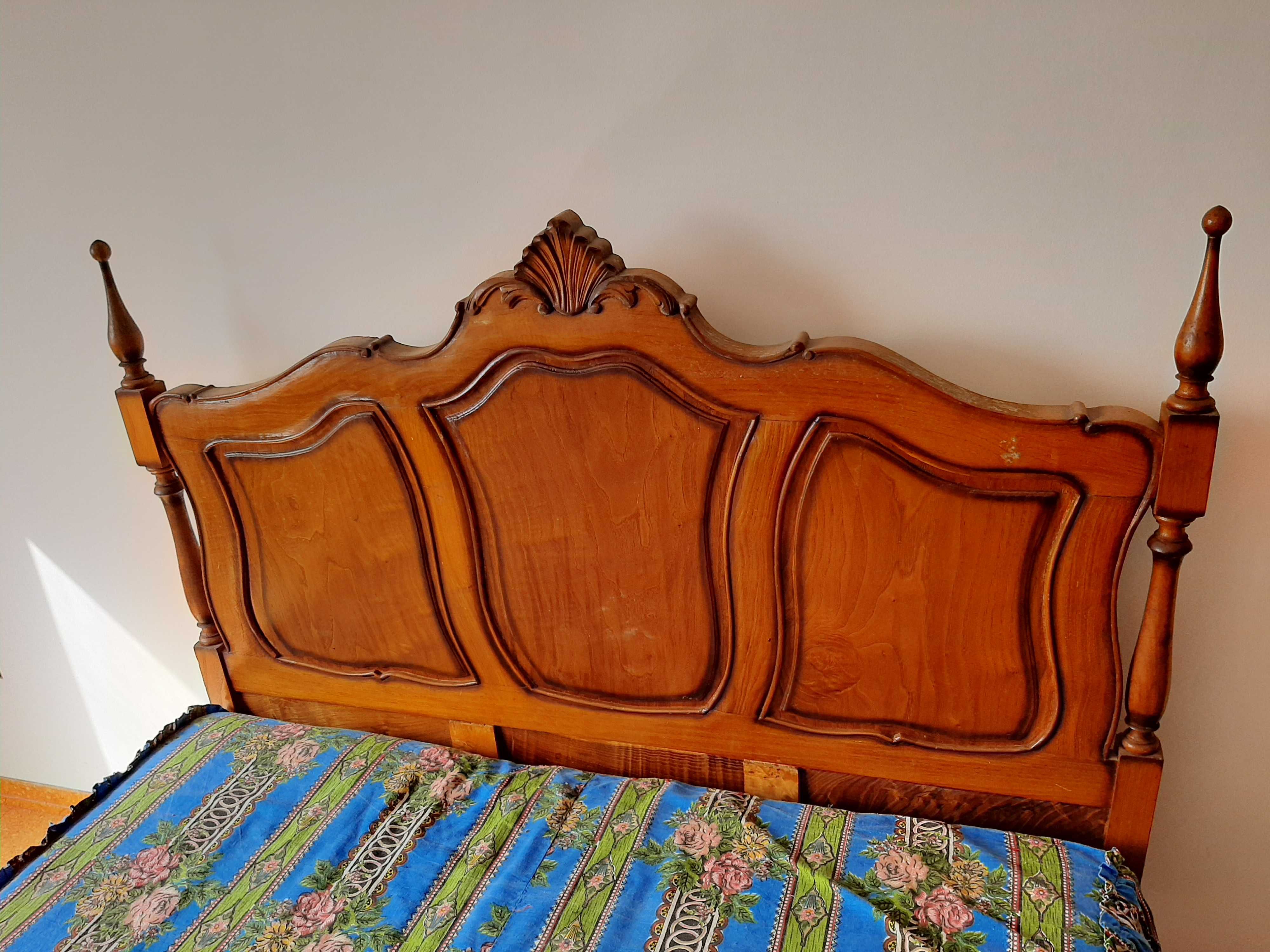 Cama antiga estilo Queen Anne