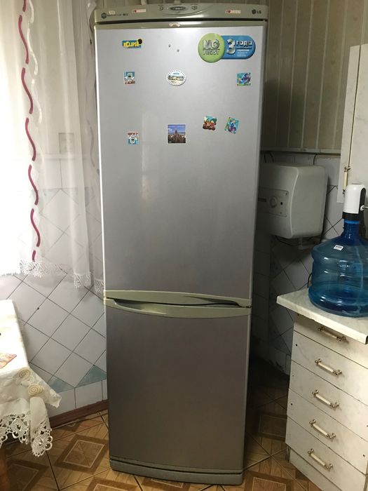 Холодильник з морозилкою LG