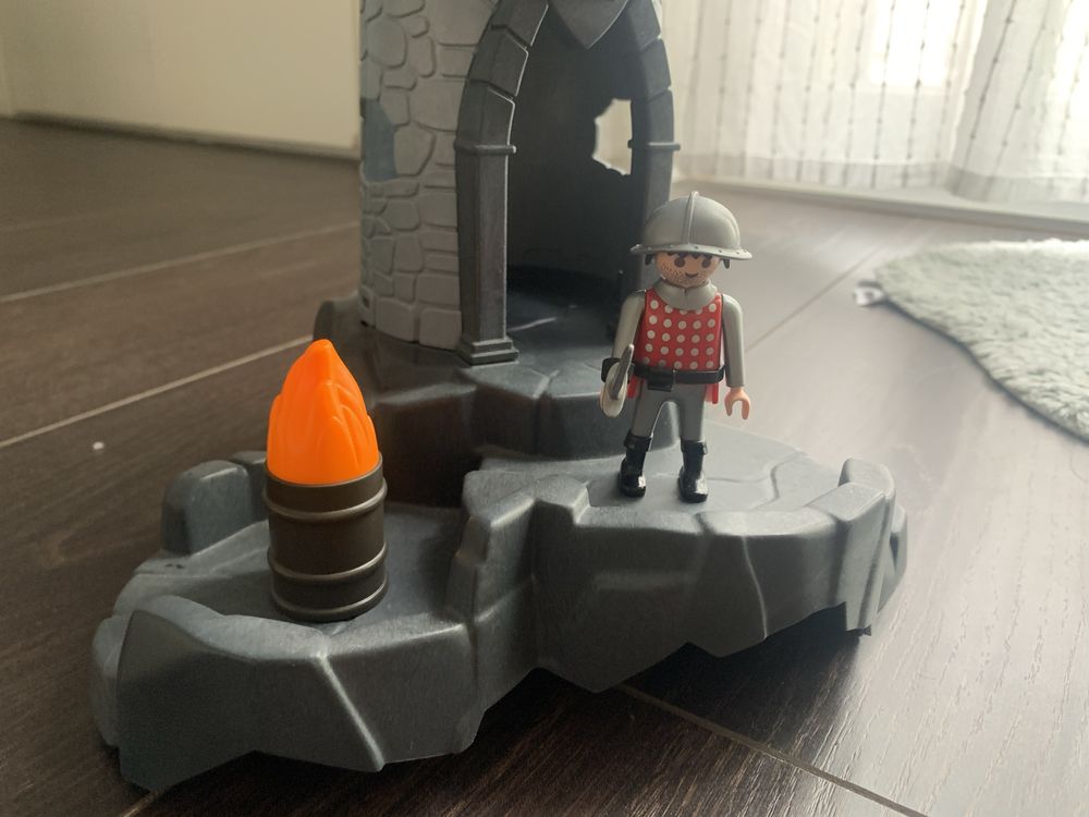 Torre do castelo do dragão com boneco Playmobil