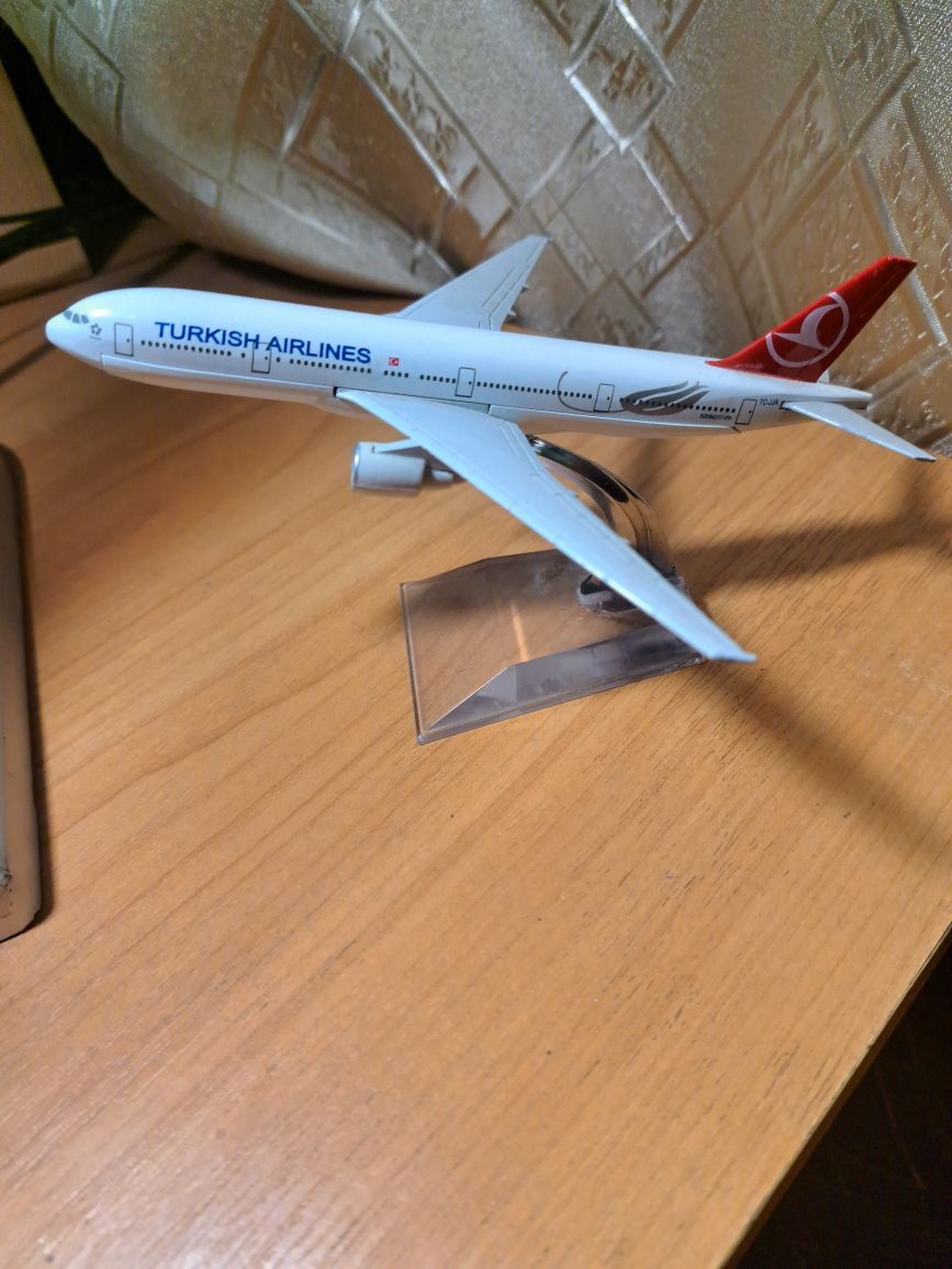 Модель самолета Boeng 777-200 Turkish Airlines.