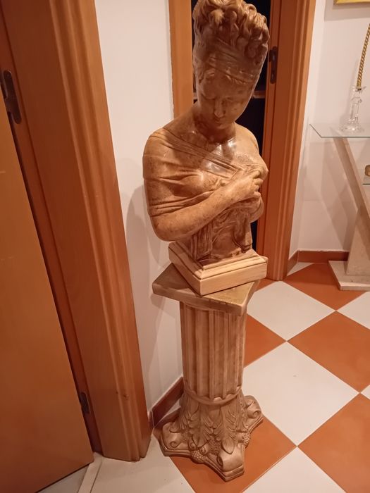 Estatueta com coluna separada