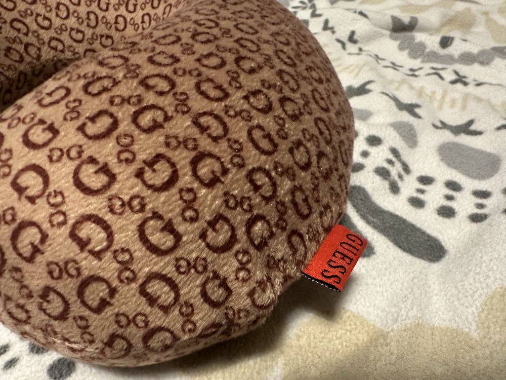 Zagłówek do podróży Poduszka podróżna Guess Nowa! Tylko odpakowana!