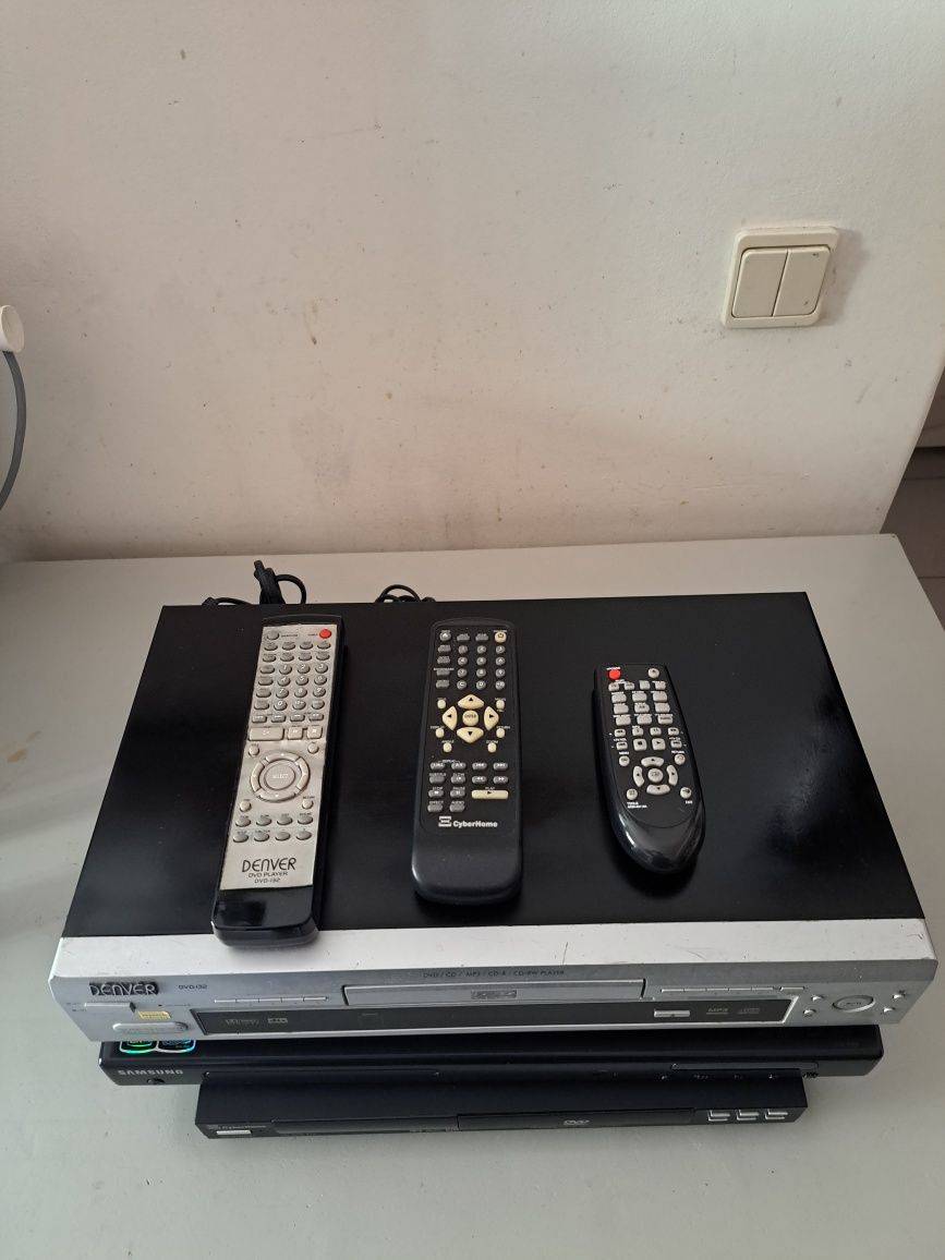 Vendo 3 dvds um denver ,um Samsung,  um cyberhome ,todos trabalhar .