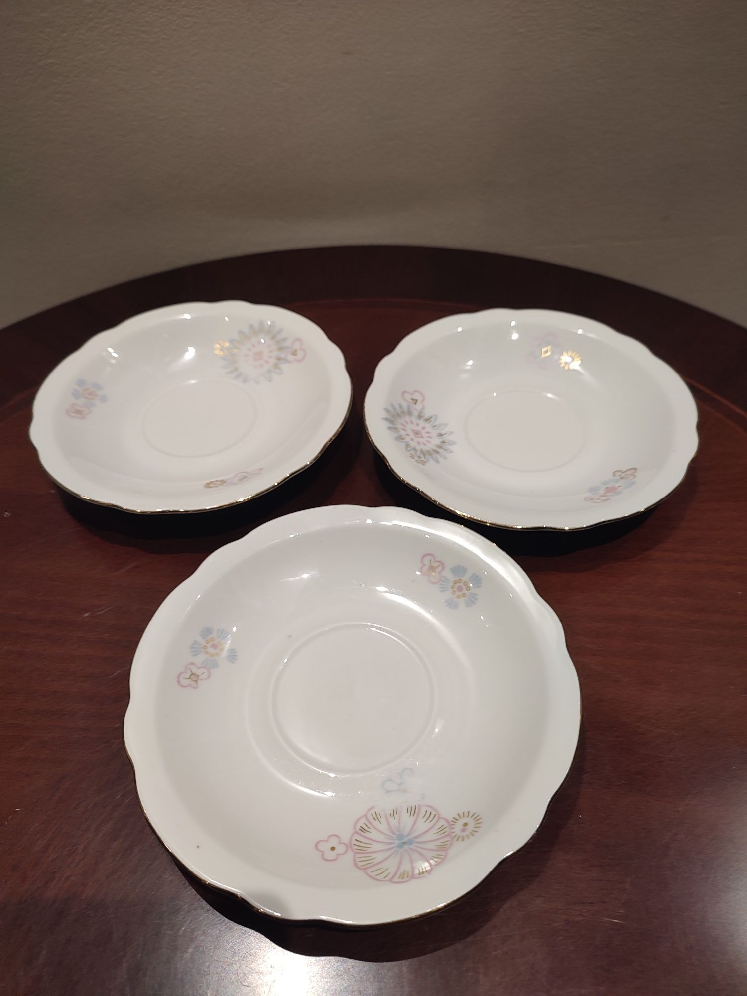 Śliczny stary zestaw trzech spodków porcelana