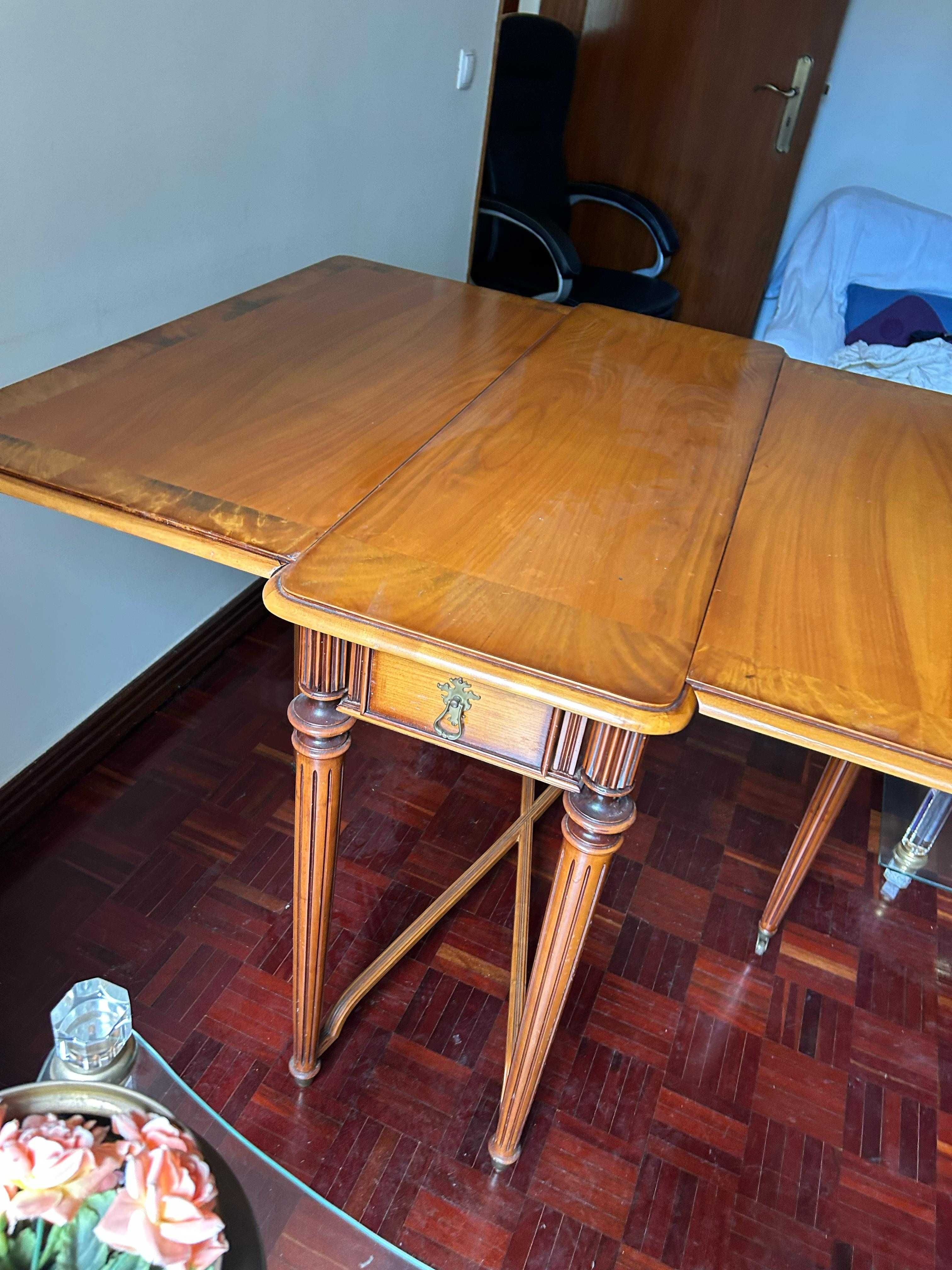 Mesa de sala com abas