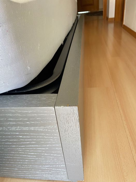 Cama e mesinhas de cabeceiras + Estrado