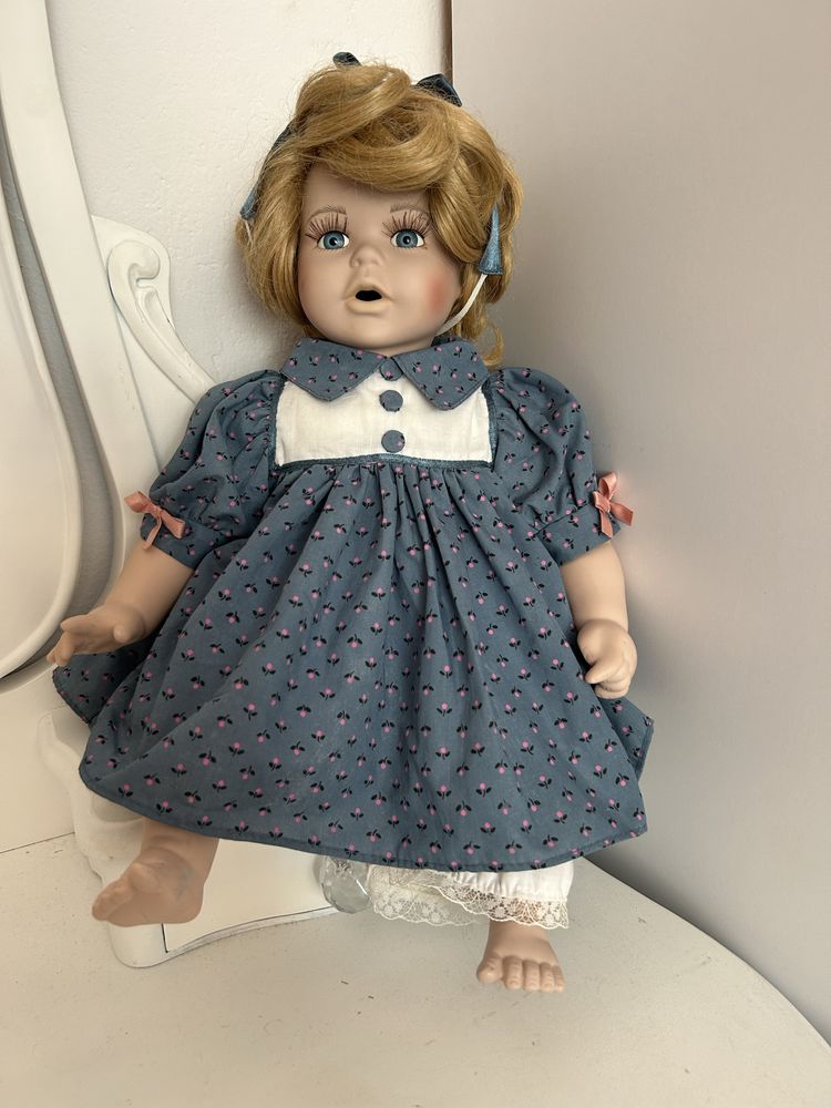 Porcelanowa lala w niebieskiej sukience nr.6302