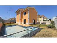 Moradia V4 com piscina para arrendar em Rio de Mouro, Sintra