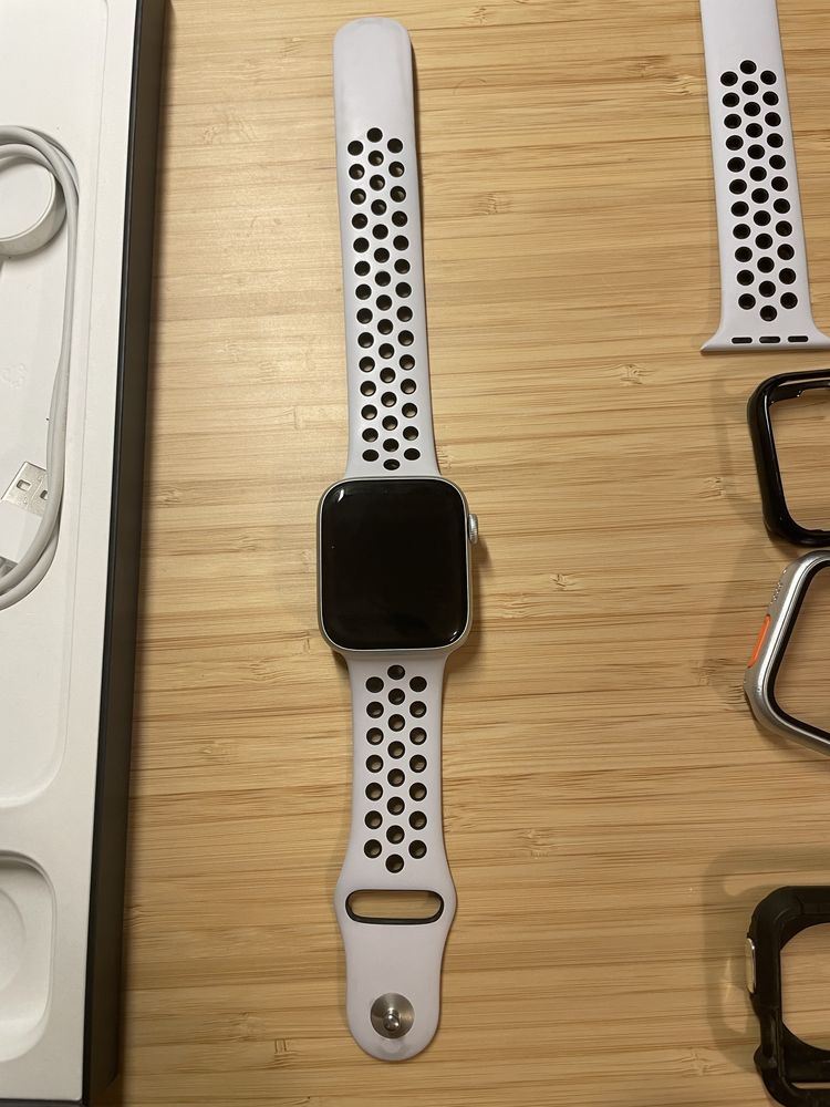 Apple watch SE 44mm com 9 braceletes incluidas
