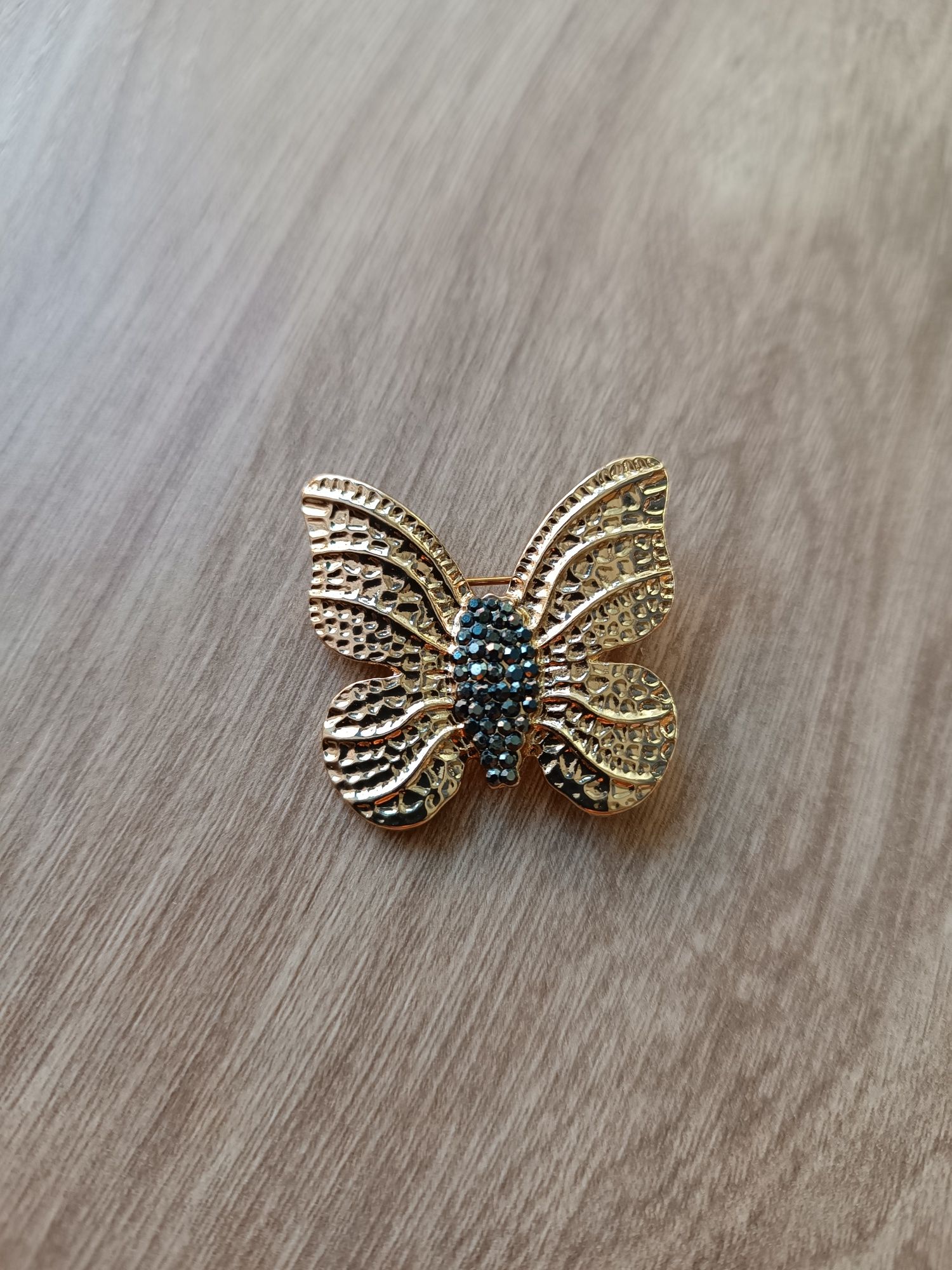 Nieduża niewielka złota broszka w kształcie motyla