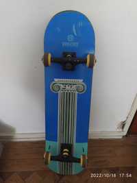 Skate azul profissional usado poucas vezes no valor de 196€