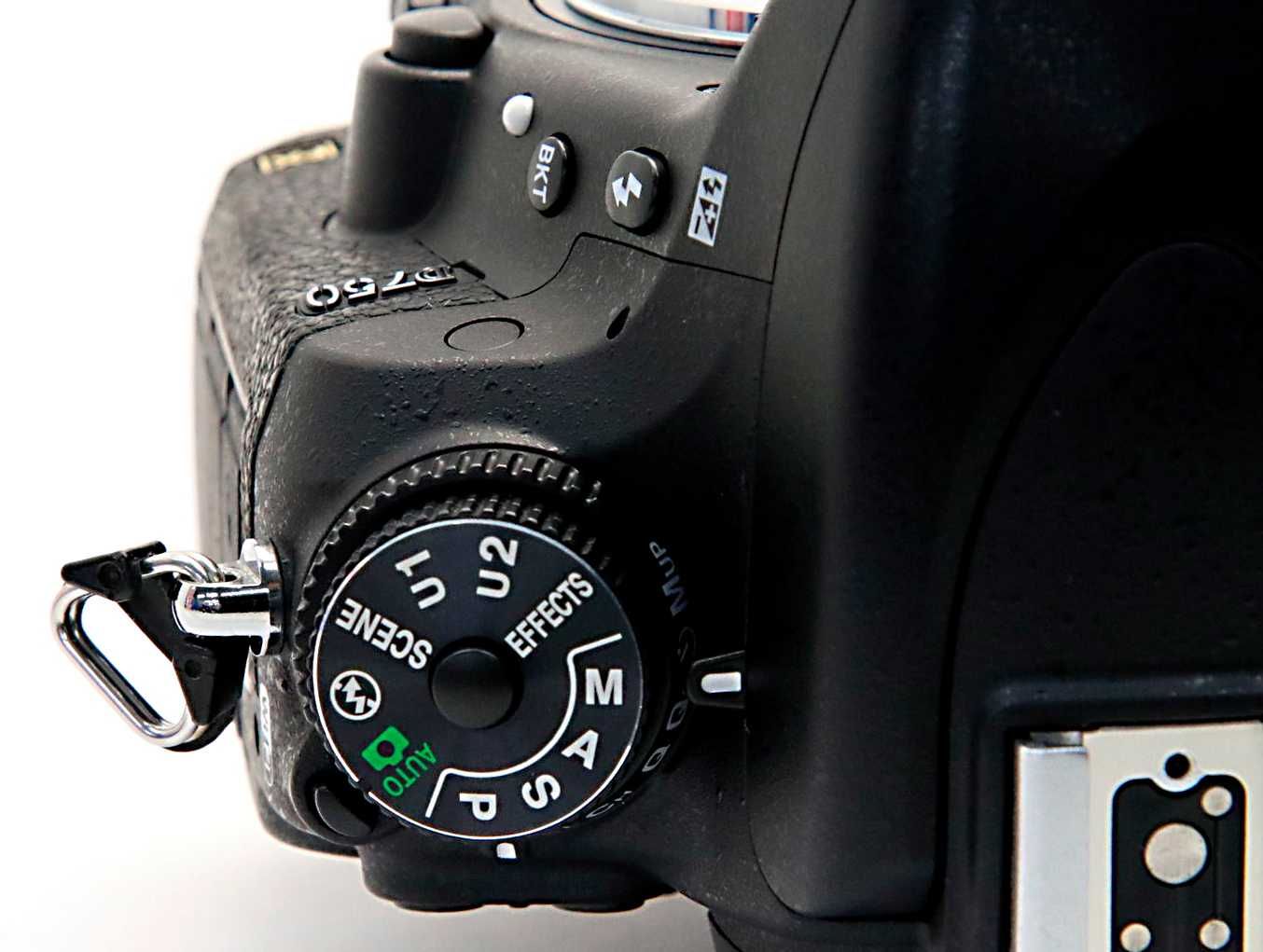NIKON D750 com bateria e correia