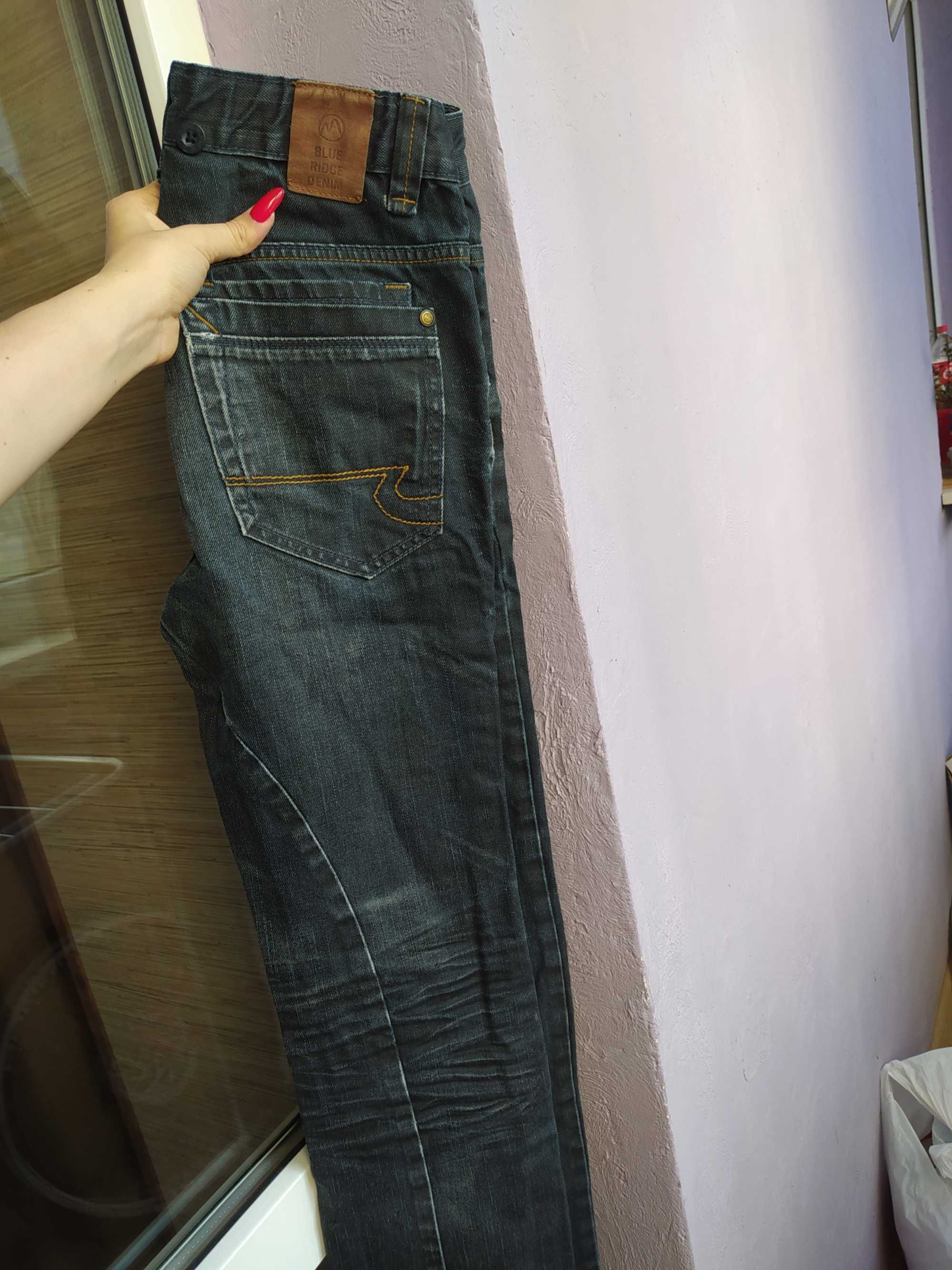 Продам джинсы на 152 см
