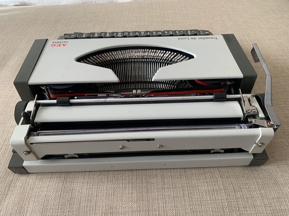 Máquina de Escrever Vintage – AEG Olympia Traveller de Luxe