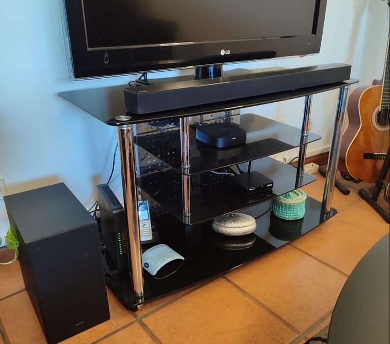 Móvel de TV em vidro preto