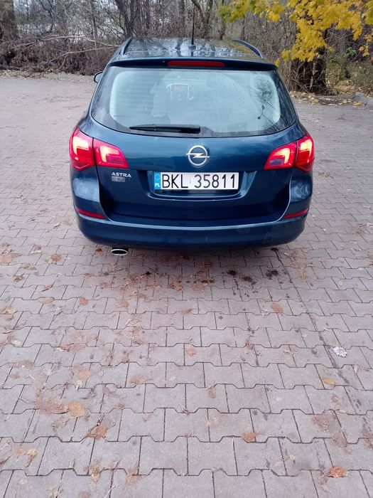 Samochód opel astra j