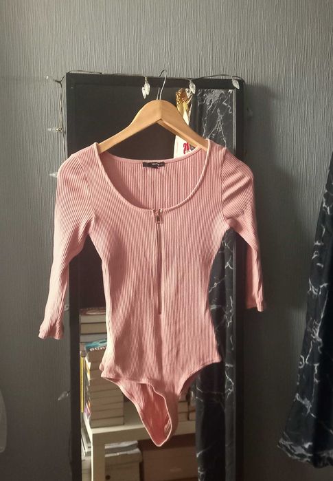 Pudrowo różowe body Tally Weijl z prążkowanego materiału