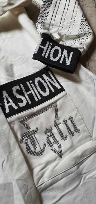 Tatu oryginalna narzutka płaszcz biały pasek zdobienia cyrkonie kaptur