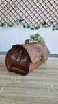 Mala Vintage Castanha com Relevo Floral - Estilo Boho/Retro