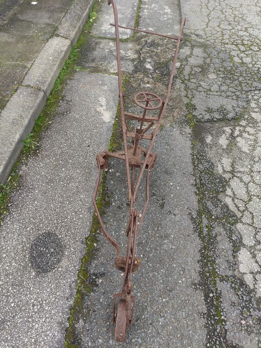 Arado / utensílio agrícola antigo