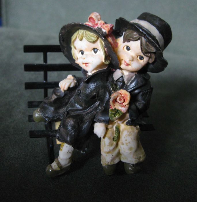 Namorados e Noivos na Banco de Jardim- 4 diferentes