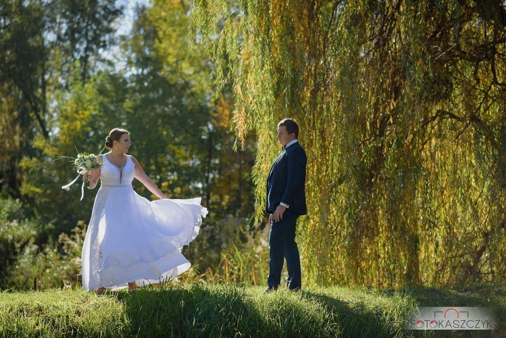 Sukienka ślubna  biała koronkowa