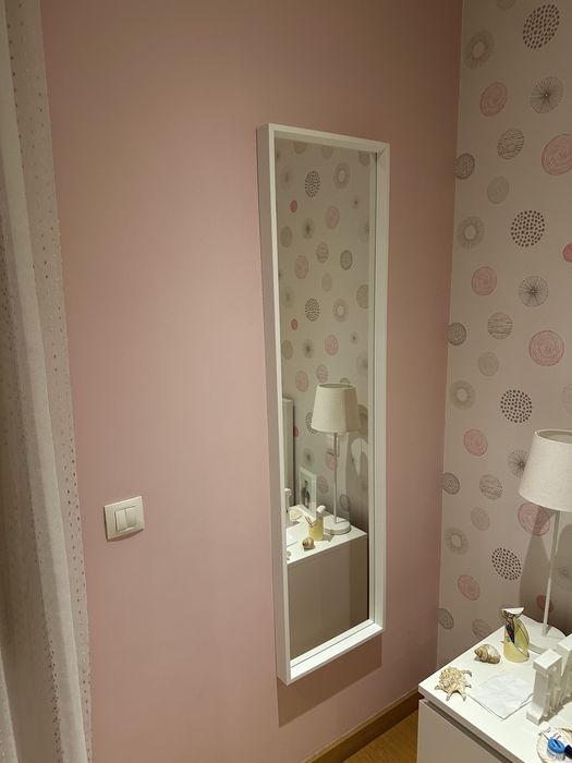 Espelho de quarto branco elegante com moldura