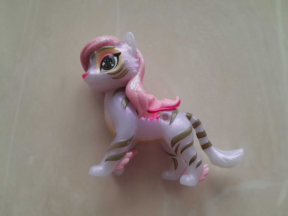 Фигурка  из серии Hatchimals Rixies, фирменная