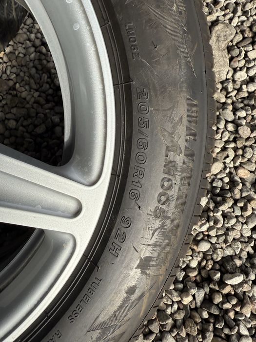 205/60/16 opony zimowe koła Audi