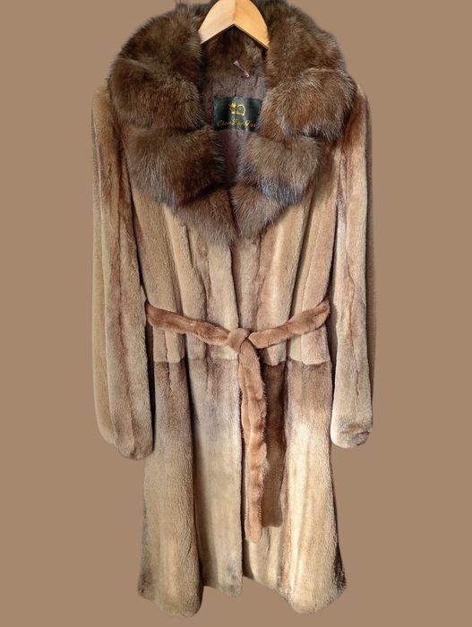 Новая.Длина 113см, Ог 110см. Норковая шуба с соболем. Натуральная шуба
