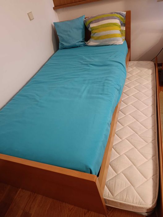 Cama de solteiro com colchão duplo