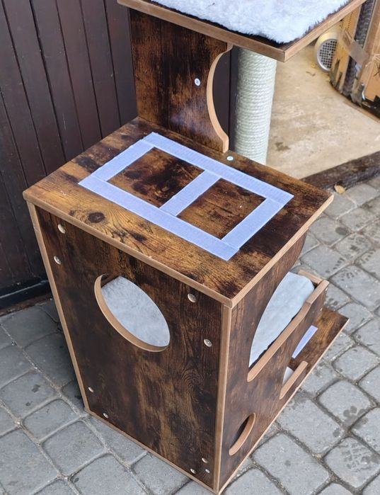 Duży drewniany drapak dla kota