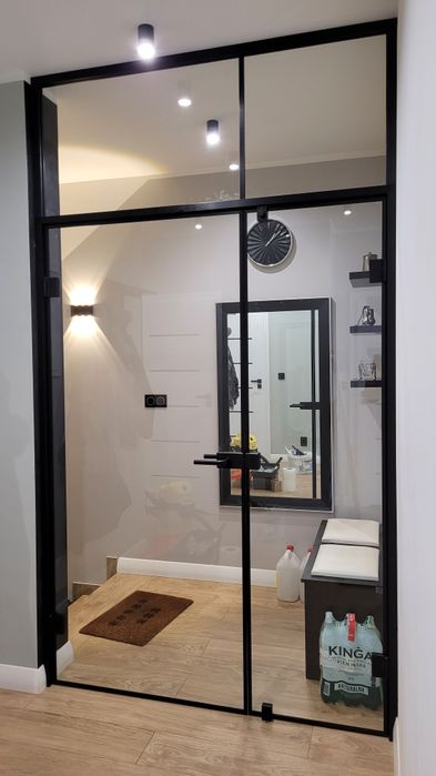 Drzwi szklane, loftowe, przesuwne w czarnych ramkach na wymiar