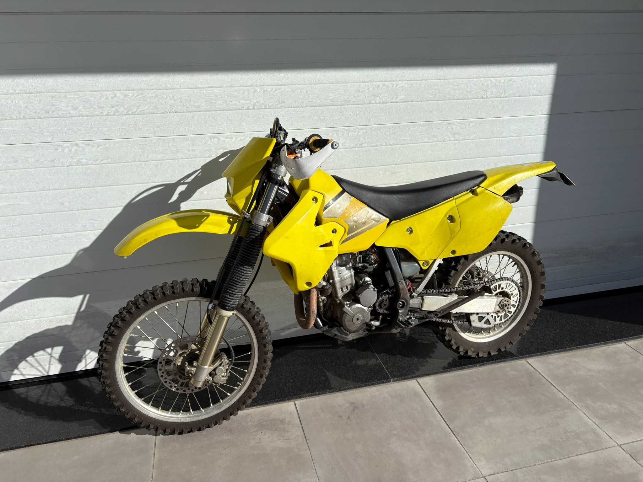 Suzuki DR-Z400E – Fiável, económica e pronta a andar| Revisão completa