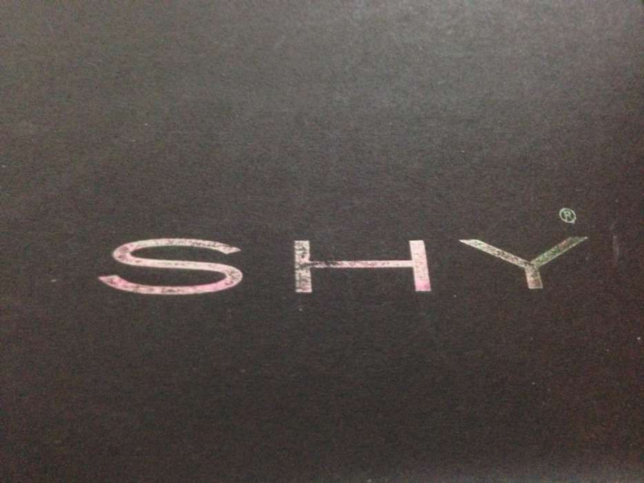 Botas em pele da famosa marca SHY novas