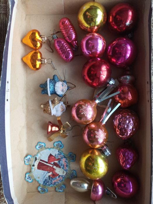 Ёлочные игрушки.