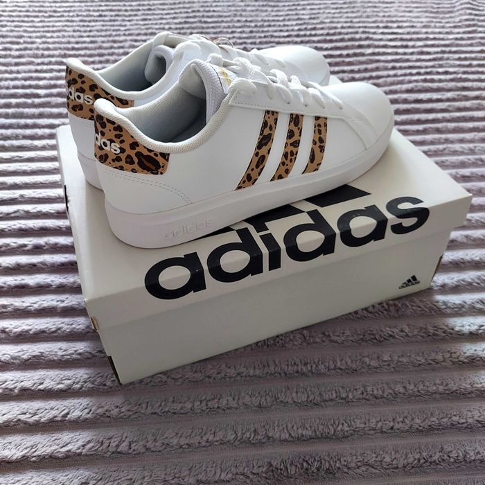 Кросівки 38,5-39 Adidas оригінал екошкіра трендові білі з принтом лео