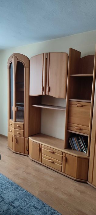 meblościanka z jasnego drewna