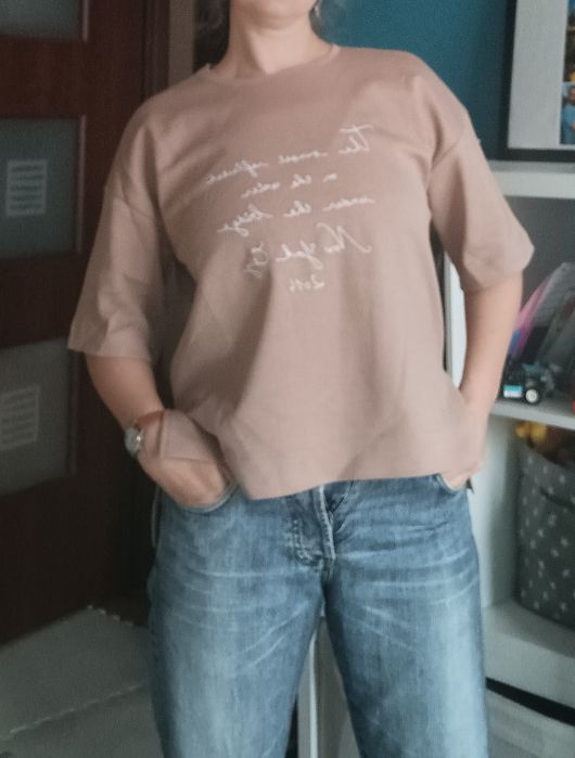 T-shirt pudełkowy oversize