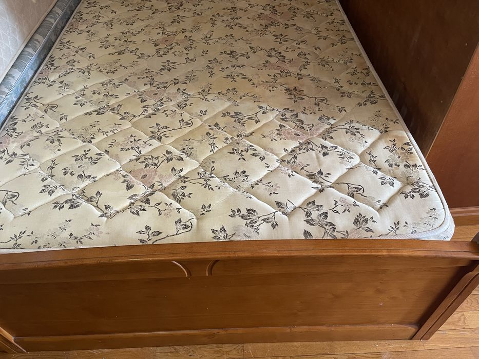 Camas Matrimoniales Madera Boa e con Colchoes  en Muito bom Estado.