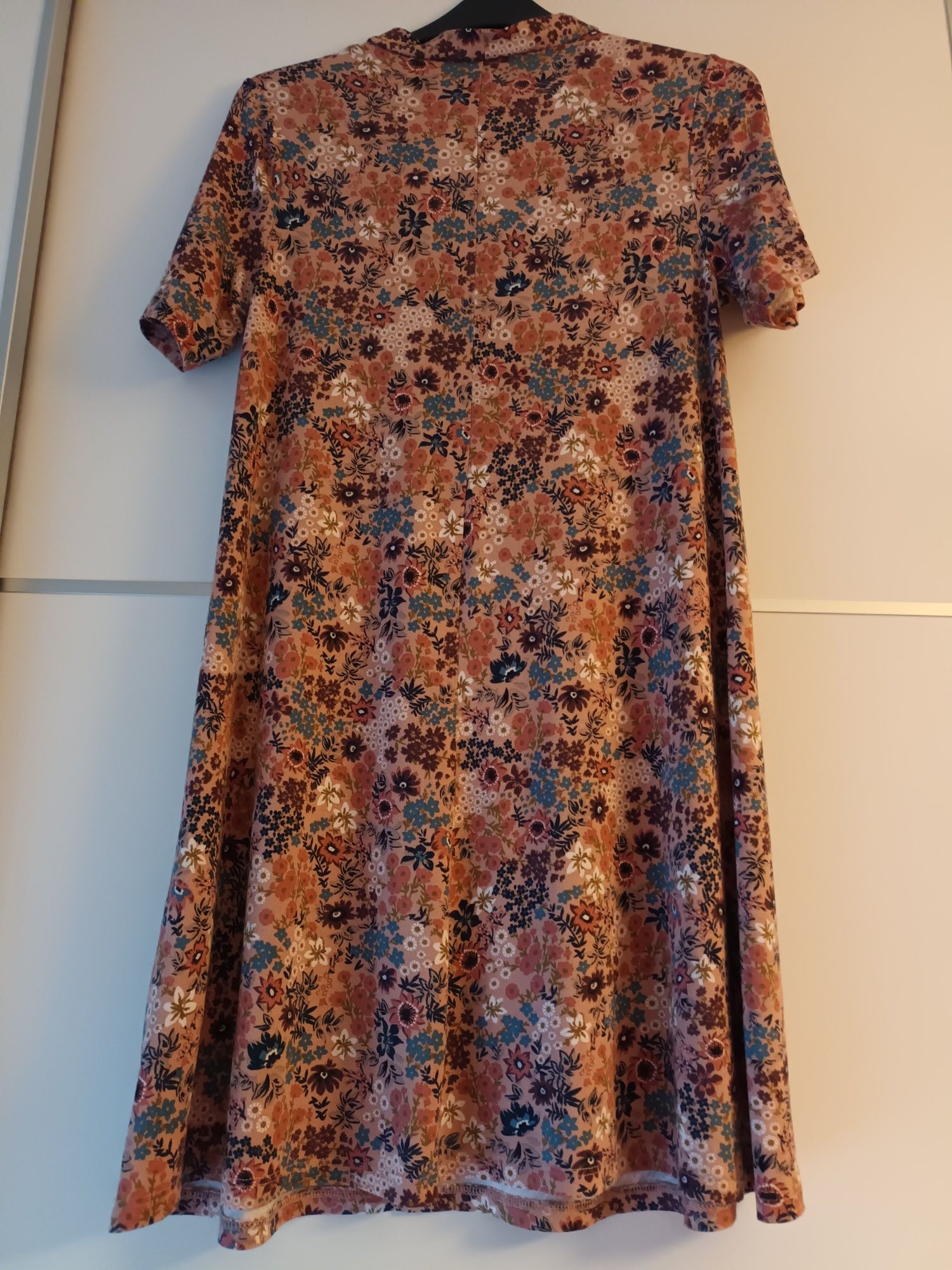 Vestido curto em tons castanhos