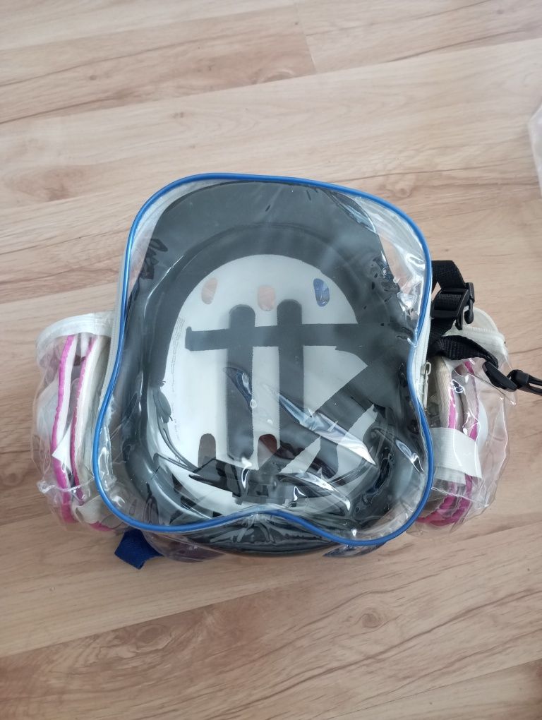 Kask i ochraniacze w plecaku .
