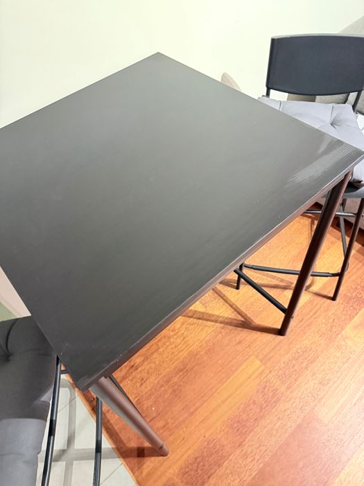 Zestaw barowy: stół + 2 krzesła z poduszkami – ciemny brąz