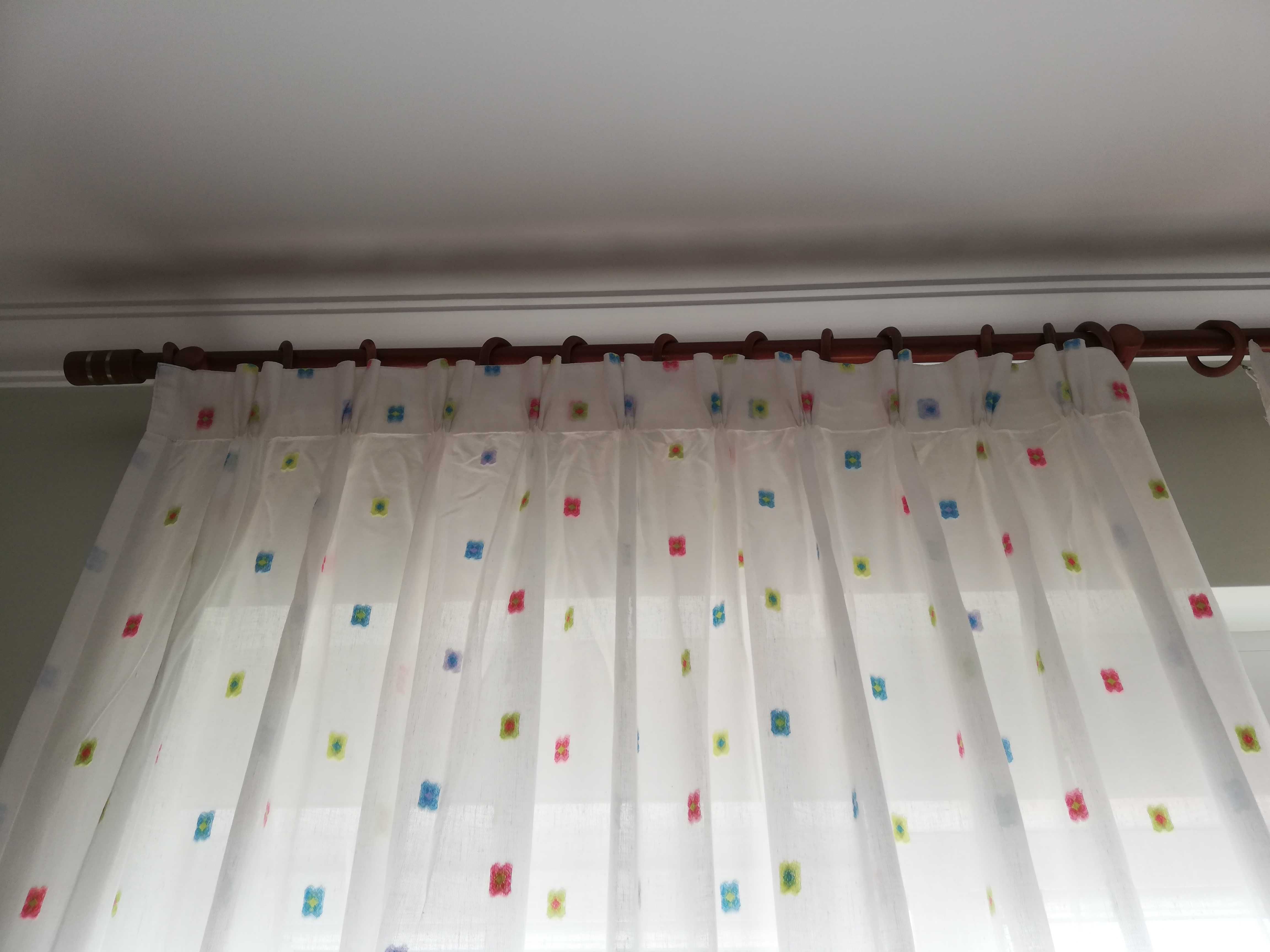 Edredon ou colcha de cama e cortinas - o conjunto