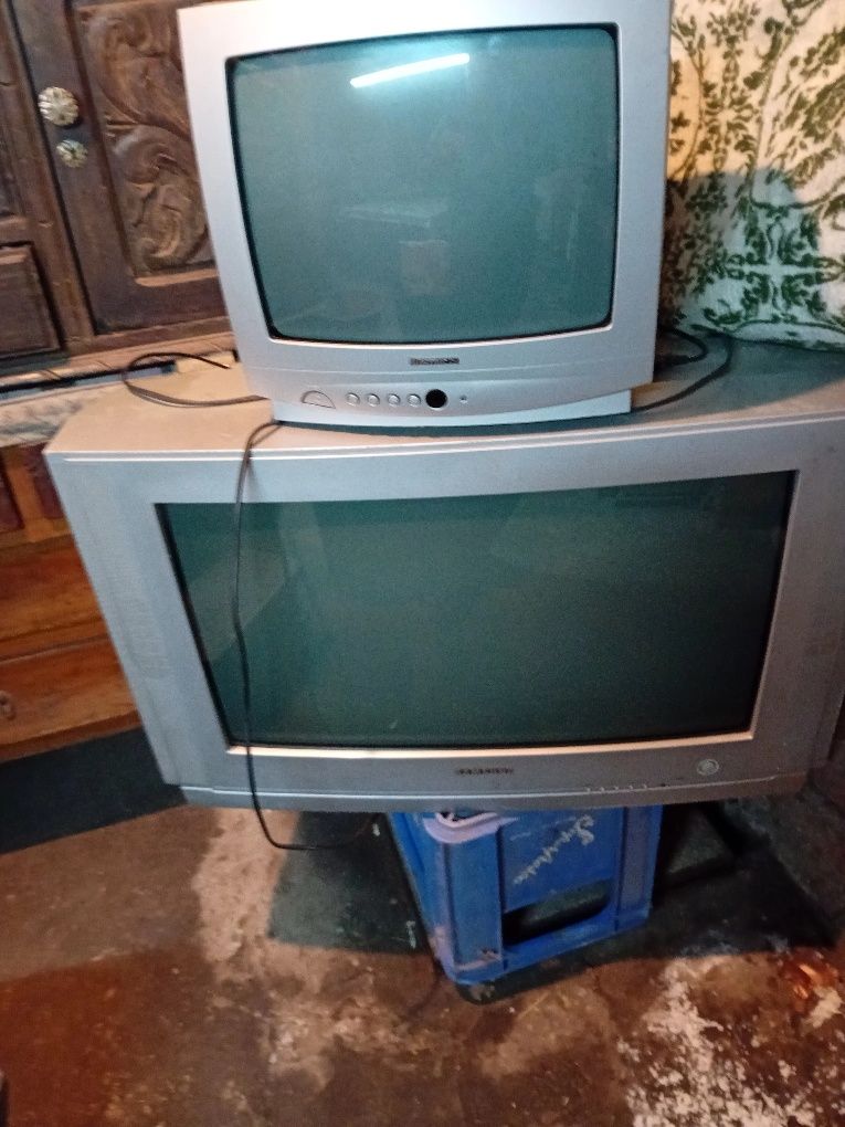 São duas televisões a trabalhar em bom estado são Açores uma pequena e