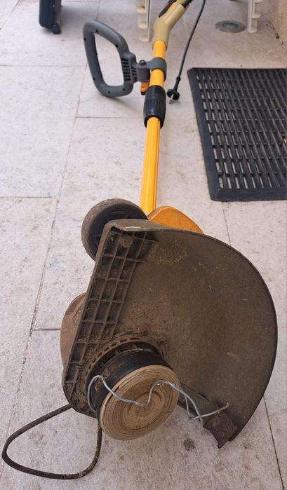 Aparador de relva elétrico