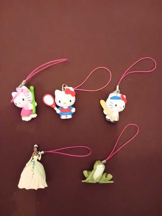 Pingentes "Hello Kitty" e "Princesa e o Sapo"