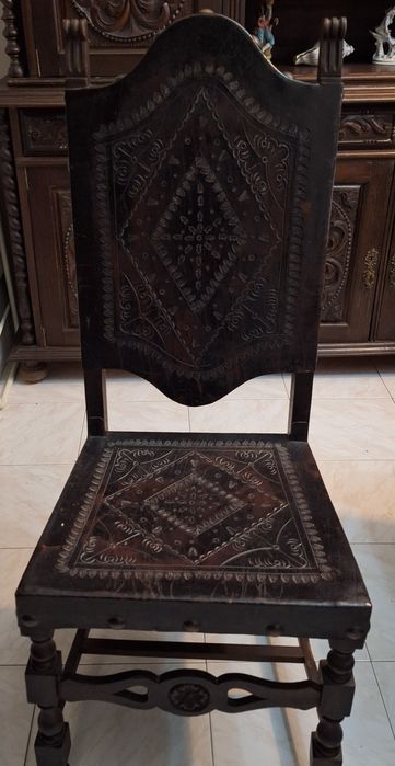 Mesa de jantar clássica com 6 cadeiras em madeira nobre