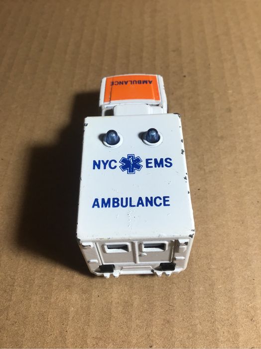 Majorette - Ambulância escala 1/60